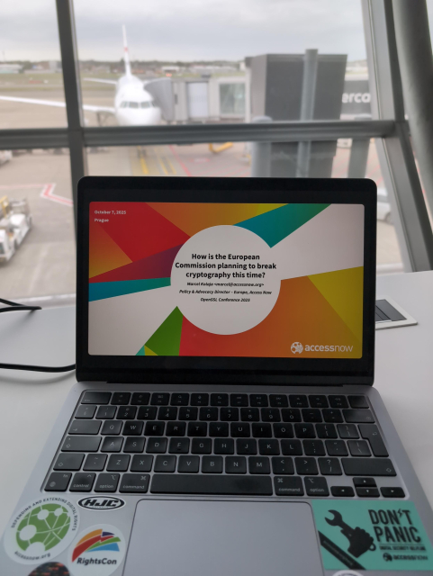 A laptop with the first slide of the presentation and an airplane.