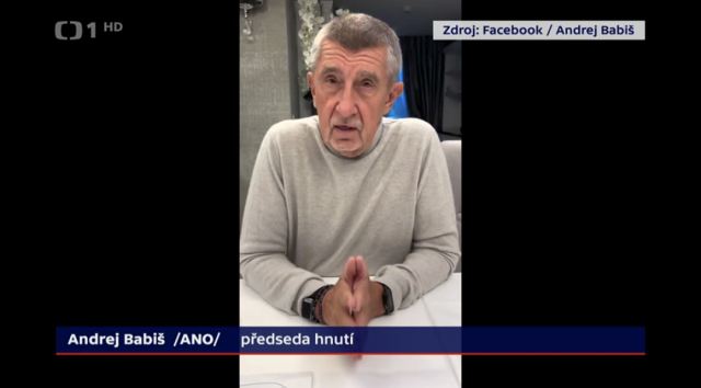 Vertikální video s hovořícím starším mužem obalené černými pruhy pro doplnění do horizontálního formátu 16:9

Logo vlevo nahoře ČT 1 HD
Titulek vpravo nahoře: Zdroj: Facebook / Andrej Babiš 
Titulek v dolní třetině: Andrej Babiš /ANO/ předseda hnutí