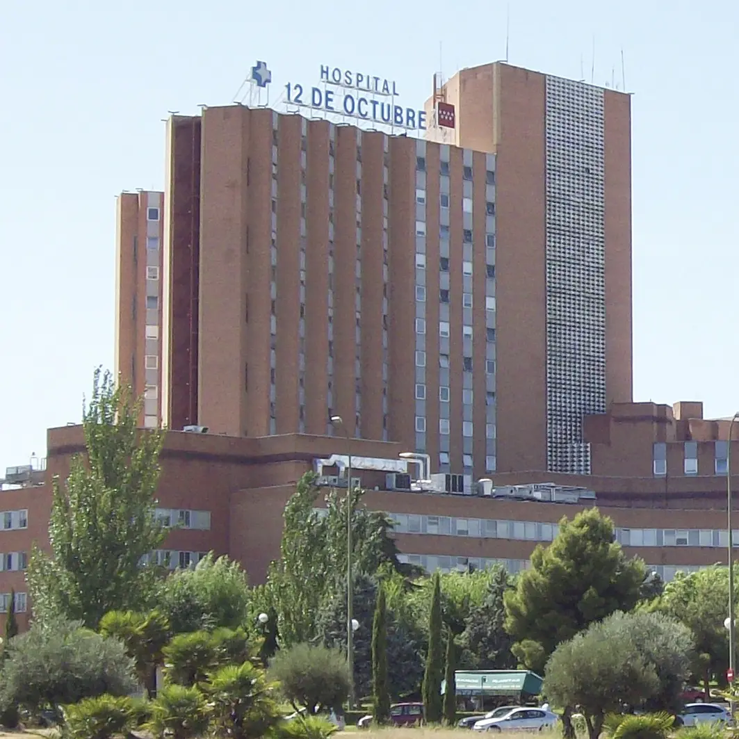 pic of the building of the "12 de Octubre" Hospital, with a sign with its name