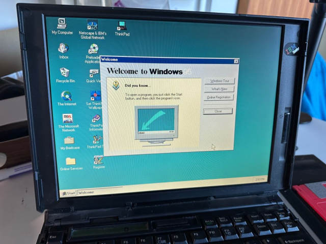 New installation of Windows 95 on a 1990s ThinkPad