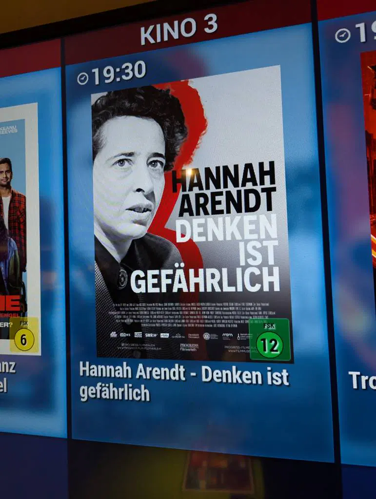 Foto der Leuchtreklame für den Kinofilm mit einem Porträt Hannah Arendts und dem Filmtitel "Denken ist gefährlich"
