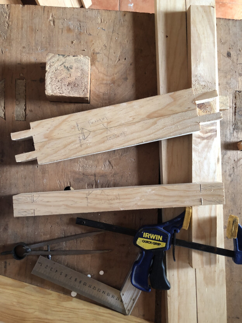 Dos de los travesaños laterales terminados, con una espiga en cada extremo.