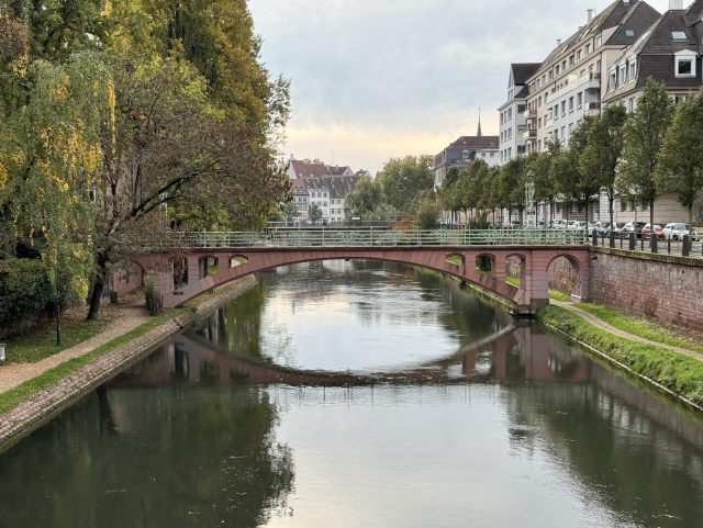 A picture of a bridge over the Rhin river in Strasbourg. Everything looks calm and peaceful.