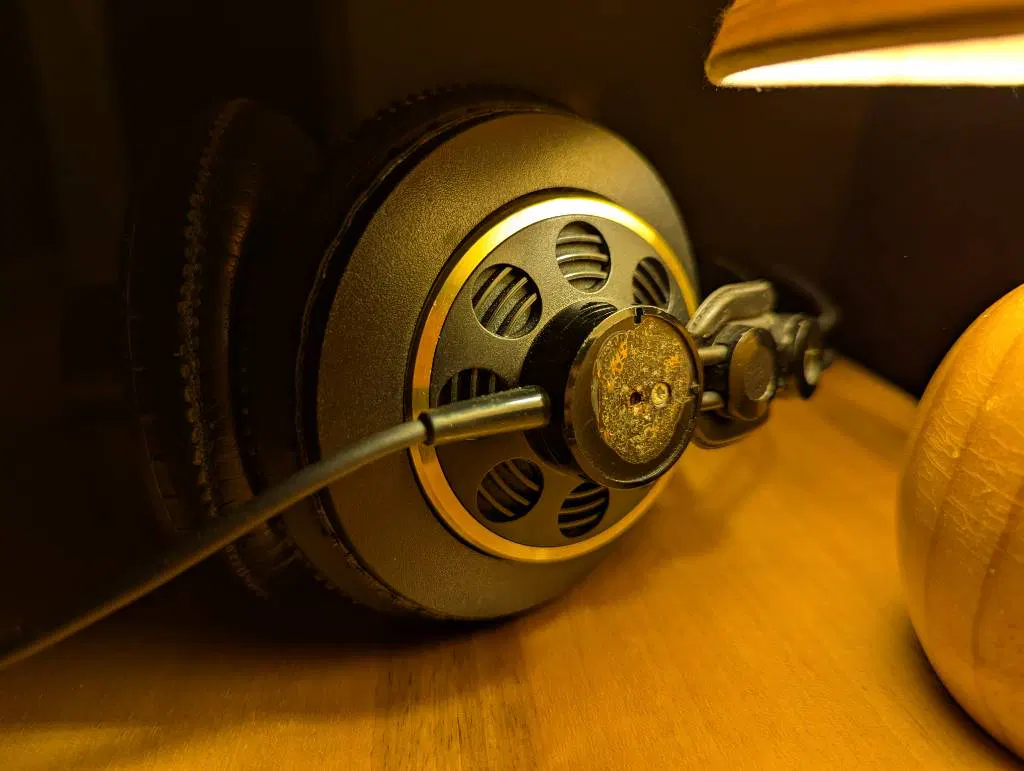 Der AKG 240 liegt auf einem Tisch, gehüllt in das gelbe Licht einer danebenstehenden Lampe