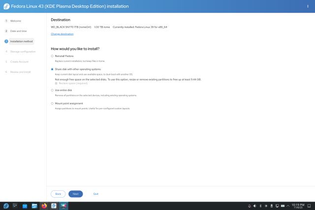 Installer screen for Fedora Linux 43 (KDE Plasma) showing disk destination and installation method options (reinstall, share disk, use entire disk, mount point assignment) with navigation buttons and a taskbar at the bottom.