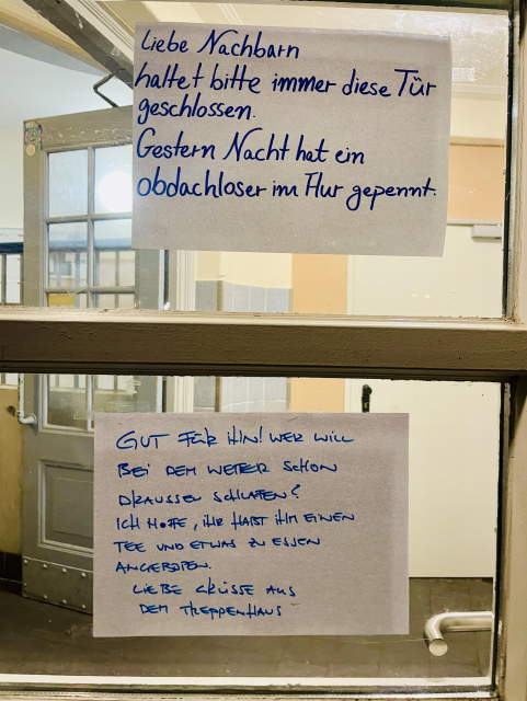 Zettel mit Beschriftung vom Ausgangspost. Darunter ein neuer Zettel von mir mit dem Text: Gut für ihn! Wer will bei dem Wetter schon draußen schlafen. Ich hoffe, ihr habt ihm einen Tee und etwas zu essen angeboten. Liebe Grüße aus dem Treppenhaus. 