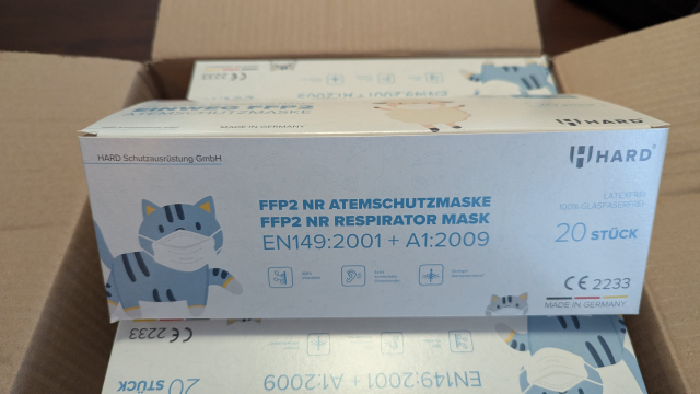 Ein Karton von FFP2 Kindermasken der Firma HARD.