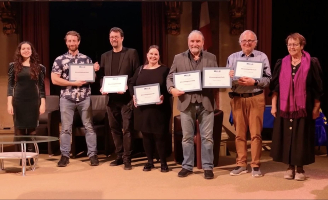 Foto von der Ehrung. Eine Bühne, von links:
Ella, Martin Moder, Alexander, Alexa, Tommy, Dirk van den Boom.
