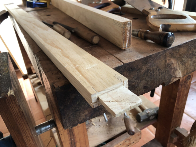 El extremo de un travesaño, ya con su espiga terminada.