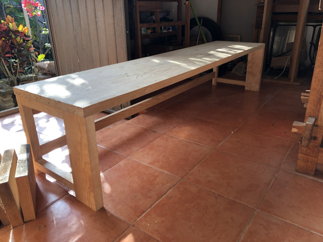 La base ya con la tabla superior. Ese mamotreto abarca todo el frente de la alcoba de mi oficina.