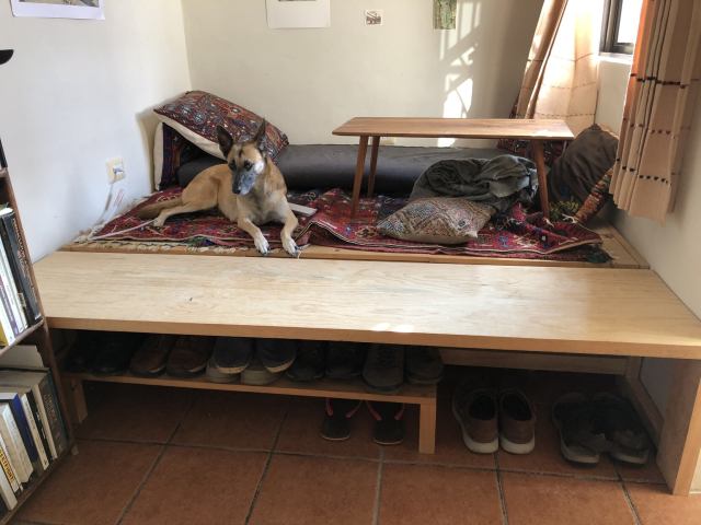 El zapatero puesto al frente de la alcoba. El chiste es que se hace más grande la superficie de la tarima, para completar un cuadrado de 190 cm. Gaia ya se subió; la alcoba es su lugar favorito para dormir mientras estoy en mi oficina.