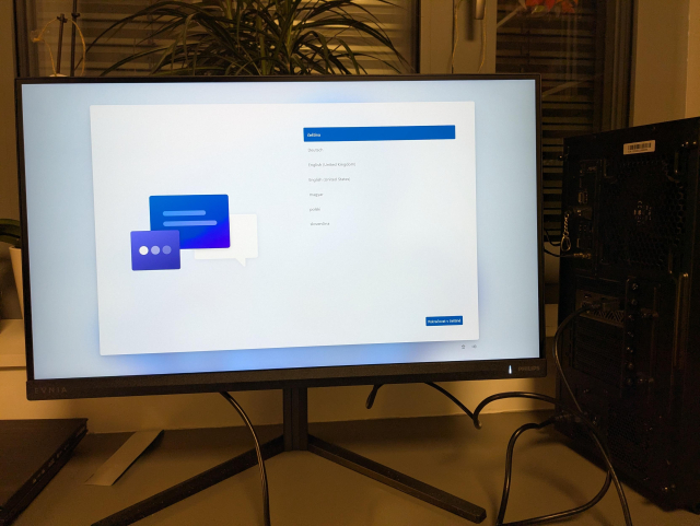 A screen with Windows 11 initial setup.