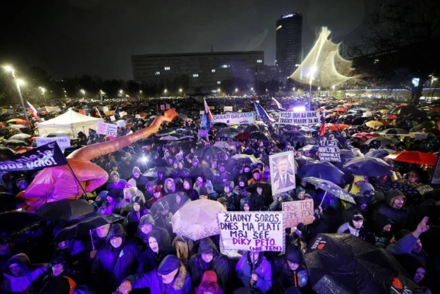 zaber zo zhromazdenia k 36. vyrociu 17. novembra 1989 na Namesti Slobody v Bratislave

uz je tma, prsi a fuka, aj sa ochladilo

ale namestie je plne, su aj transparenty a … nejake podlhovaste cervene cudo cez asi ¼ zaberu