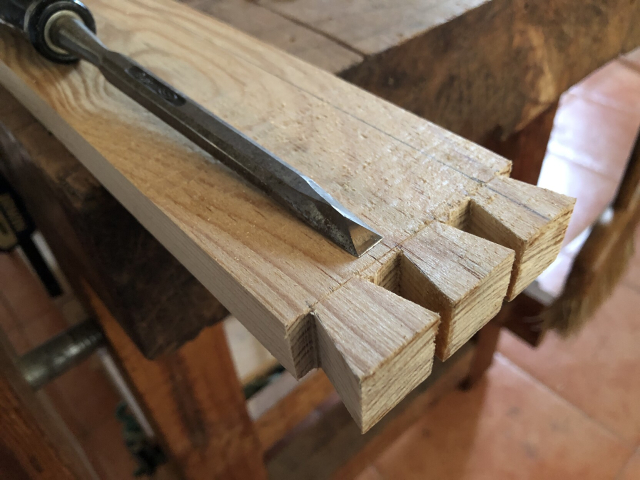 Colas de milano ya cortadas con serrucho. Falta escarbar con el formón entre las colas.