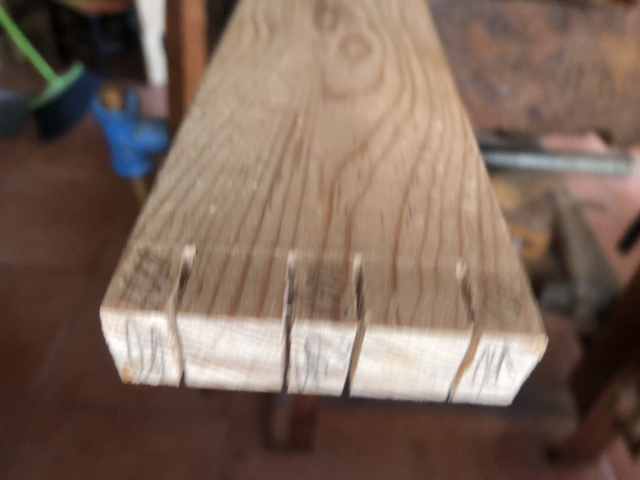 Después de marcar las espigas, cortamos longitudinalmente...