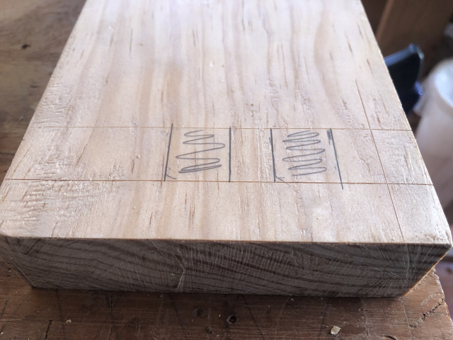 Una de las patas frontales, marcada con la posición de las cajas para el riel inferior.