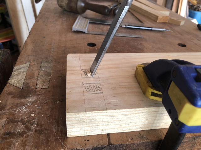 Sacando el primer triangulito con formón...