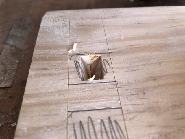 El corte no llega a los extremos de la caja, porque usé un formón más estrecho. Para ña próxima, intentaré recordar marcar espigas y cajas según el ancho del formón.