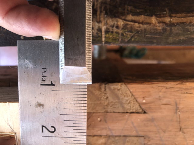 La uña y formón en el extremo de una regla, para ver la profundidad de la caja.