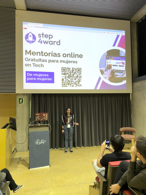 Mia Salazar en el escenario del auditorio de la a11yConf 2025 en Gerona hablando de mentoria online para mujeres en Tech delante de la audiencia