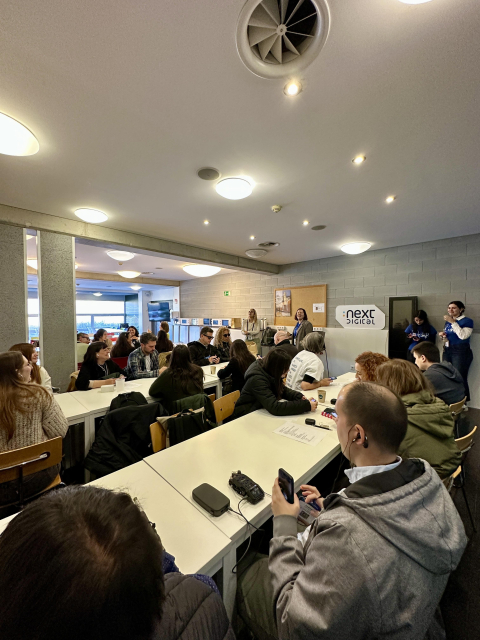 Núria Azanza y Karina Ramírez en la sala Next Digital de la a11yConf 2025 en Gerona hablando de interfaces accessibles en el taller