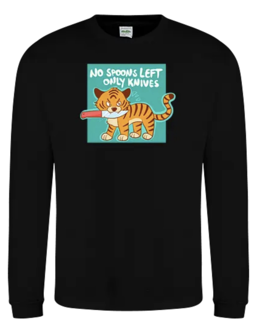 Screenshot eines schwarzen Sweatshirts mit dem No Spoons Tiger Motiv: Comic Illustration: Ein Tiger steht auf seinen vier Pfoten und hält in seinem Maul ein Messer, er schaut angriffslistig. Um ihn herum ist ein türkisfarbene Rahmen, darin steht auf Englisch: No Spoons left, only knives.