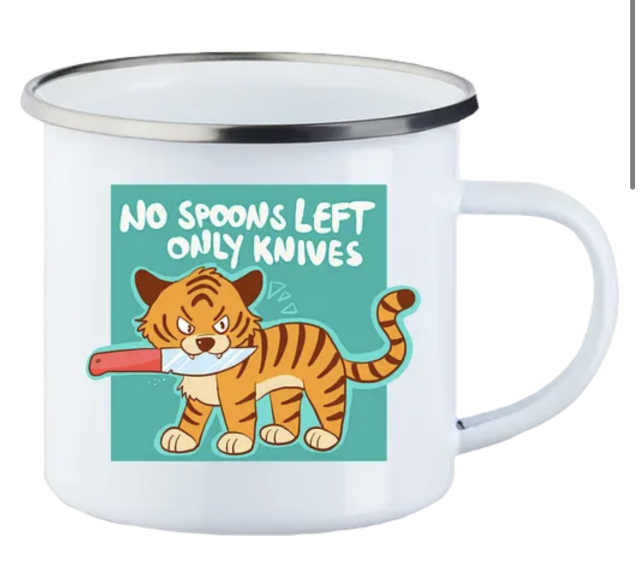 Screenshot einer Tasse mit dem No Spoons Tiger Motiv: Comic Illustration: Ein Tiger steht auf seinen vier Pfoten und hält in seinem Maul ein Messer, er schaut angriffslistig. Um ihn herum ist ein türkisfarbene Rahmen, darin steht auf Englisch: No Spoons left, only knives.