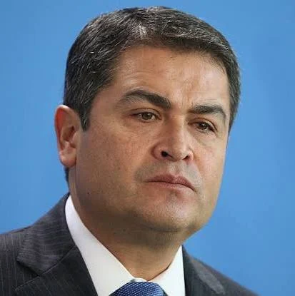 Juan Orlando Hernández, ex-Presidente das Honduras, preso por tráfico de droga e posse de metradlhadoras, condenado a 45 anos de prisão e perdoado por Trump