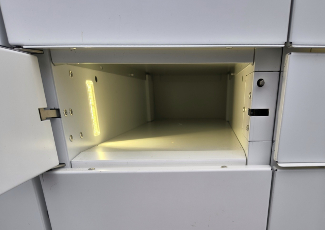 Otevřená schránka AlzaBoxu, úplně prázdná.