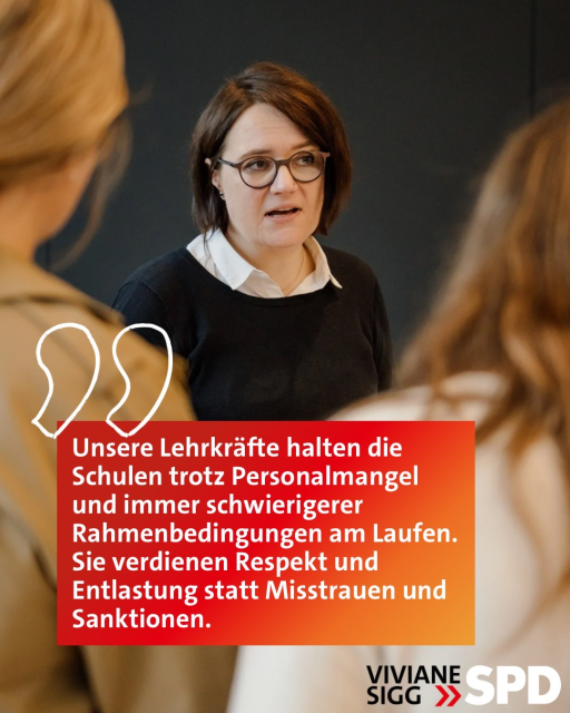 Foto von Viviane Sigg im Gespräch mit anderen Menschen. Zitat: Unsere Lehrkrifte halten die Schulen trotz Personalmangel und immer schwierigerer Rahmenbedingungen am Laufen. Sie verdienen Respekt und
Entlastung statt Misstrauen und Sanktionen.
