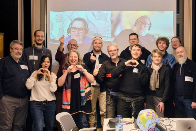 Gruppenfoto der analog und digital Anwesenden