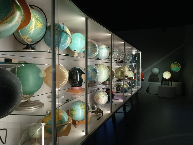 Een kast vol met wereldbollen