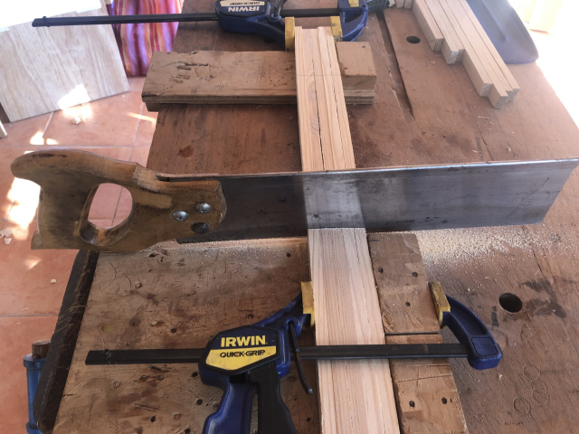 Cortando 5 tiras al mismo tiempo pa que queden parejas.