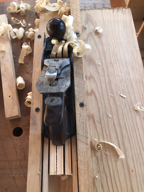 Cepilando tres tiritas al mismo tiempo, para que todas tengan el mismo ancho.