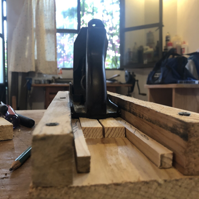 Cepillando dos tiras para darles su espesor.