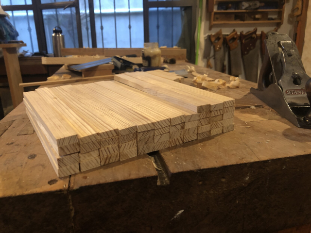 47 tiritas de dimensiones uniformes. Hechas a mano, artesanales, lentamente, con amor y mucho sudor.