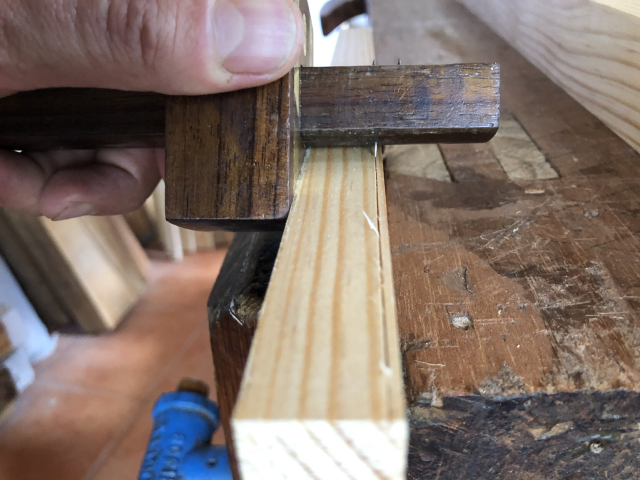 Marcando el grosor de una tablita con la punta del gramil. Las puertas tienen 3/4" de grueso.