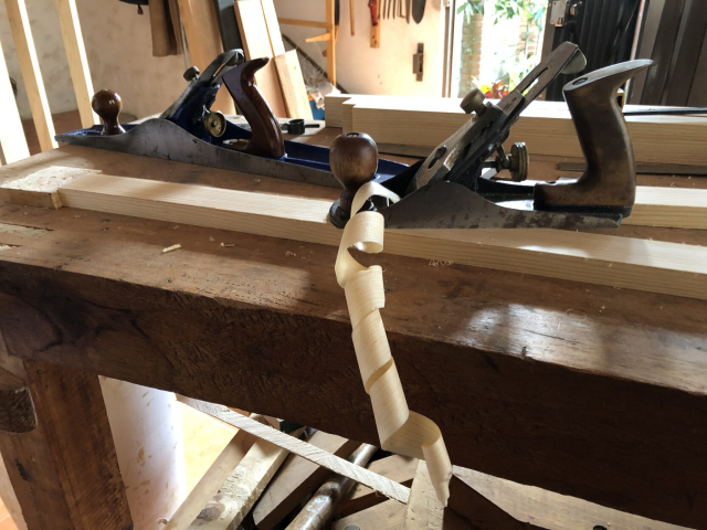 Para quitar madera rápidamente, empezamos con el cepillo del 4 o del 5, con viruta gruesa.