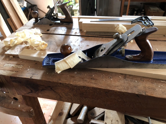 Y para terminar y enderezar, con la garlopa del 7 y cortes más delgaditos hasta llegar a la línea que marcó el gramil.