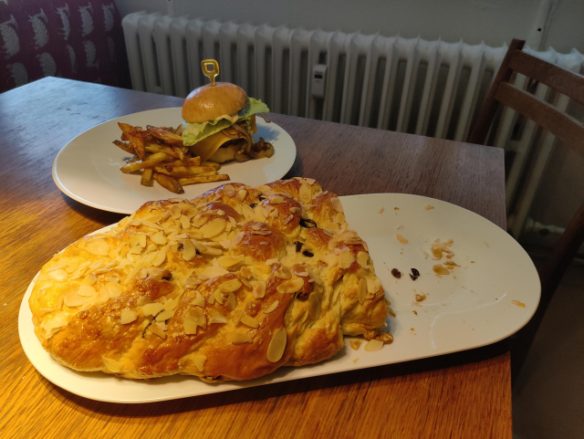 Burger v domácí bulce a nakrojená vánočka