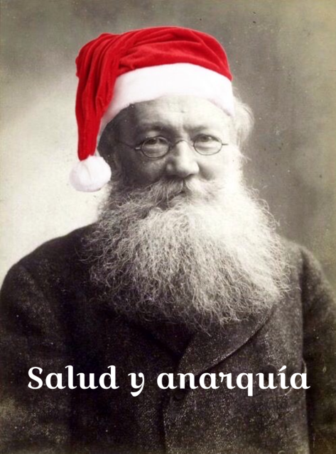Una fotografía de Kropotkin a la que se le ha añadido un sombrerito navideño y el texto "salud y anarquía".