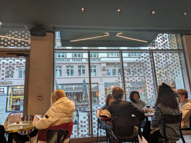 La boulangerie en face qui ne ferme jamais est fermée. Photo prise du bar de l'hôtel Bomba 
 