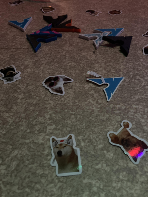 Stickers on the arch Linux assembly table 