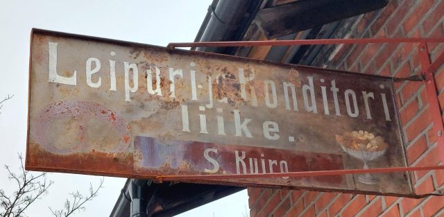 Wanha metallinen kyltti, teksti:

Leipuri ja Konditori
liike.
S. Kuiro