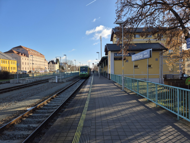 Vlak čeká na nádraží v Litoměřicích.