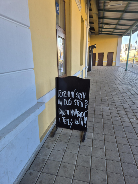 Poutač restaurace na nádraží. "Podzimní splín na duši stín? Pivo ti nahradí i teplý klín!" 😂