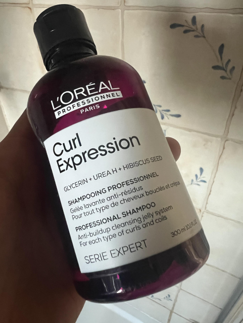 Shampoo bottle that states “curl expression”