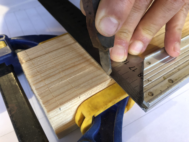 Marcando las piezas al mismo tiempo para que todas queden alineadas.