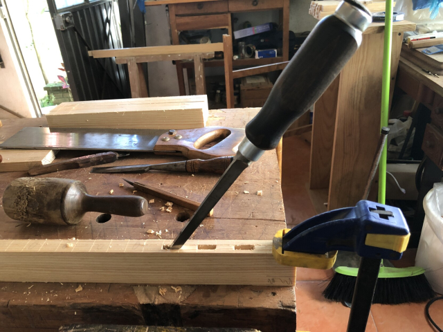 Cortando las cajitas para las tiras del enrejado, con el escoplo de 1/4".