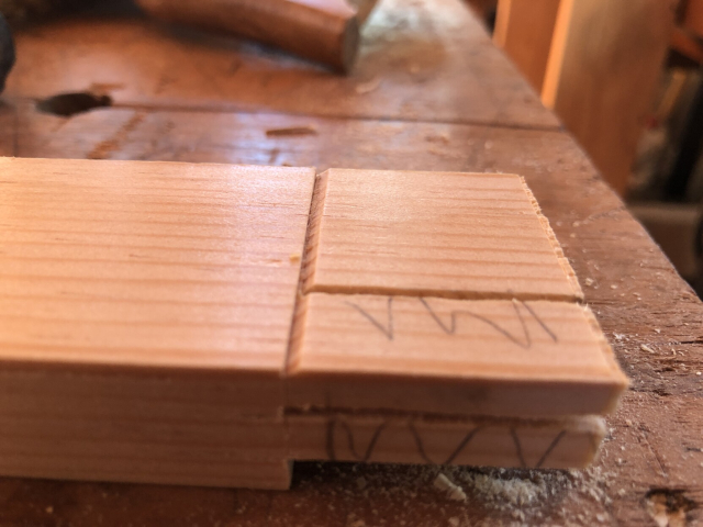 Un saquecito triangular a lo largo de la línea del cuchillo, hecha con formón.